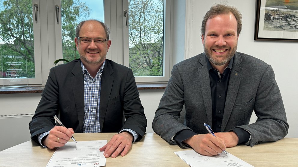 Bürgermeister Stefan Bohlen (r.) und Dr. Ingmar Soll bei der Unterzeichnung der Beitrittserklärung im Rathaus der Stadt Kaltenkirchen.