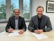 Bürgermeister Stefan Bohlen (r.) und Dr. Ingmar Soll bei der Unterzeichnung der Beitrittserklärung im Rathaus der Stadt Kaltenkirchen.