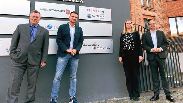 Jörg Lembke (Bürgermeister Bad Oldesloe), Torben Sievers (Leiter des DigitalHubs Bad Oldesloe, dataport.kommunal), Silke Tessmann-Storch (Vorständin Lösungen, Dataport AöR) und Dr. Ingmar Soll (Bereichsleiter kommunale Lösungen und Bürgerservices, dataport.kommunal, v.l.).