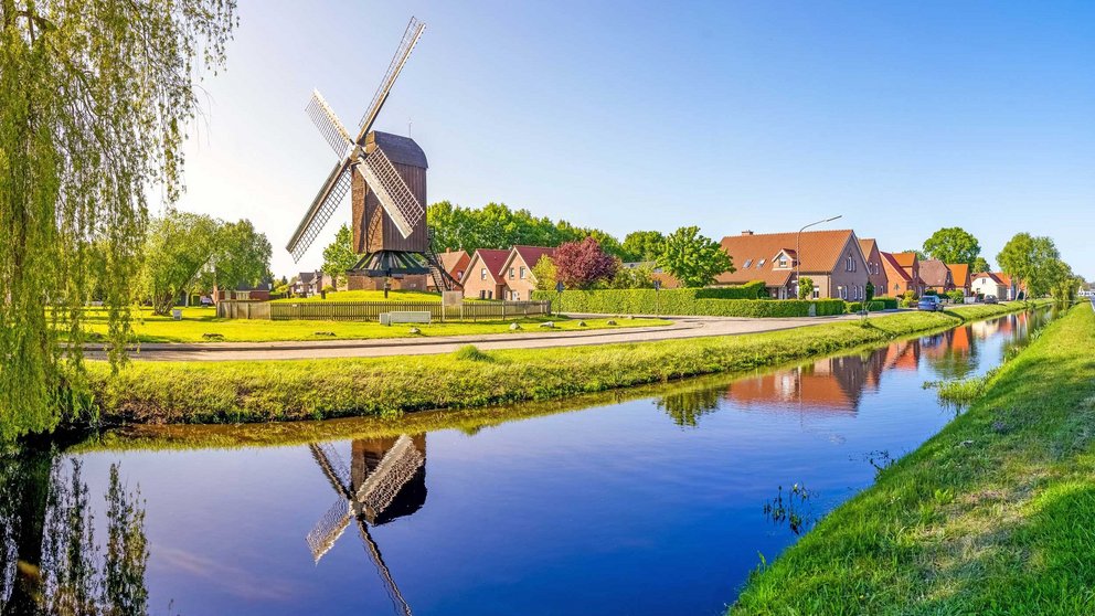 Landschaftsmotiv aus dem ländlichen Niedersachsen mit Kanal und Windmühle