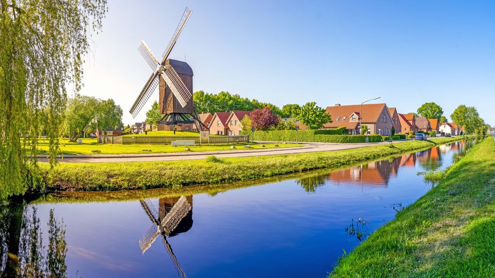 Landschaftsmotiv aus dem ländlichen Niedersachsen mit Kanal und Windmühle
