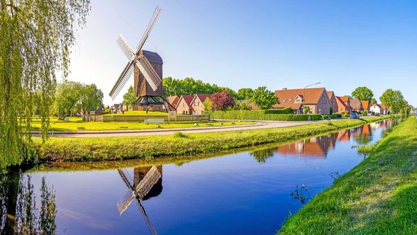 Landschaftsmotiv aus dem ländlichen Niedersachsen mit Kanal und Windmühle